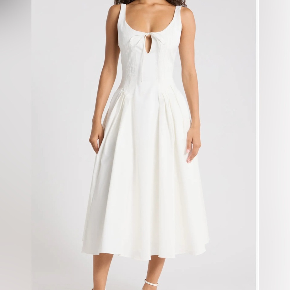 Alira Keyhole Cotton Dress - House of CB